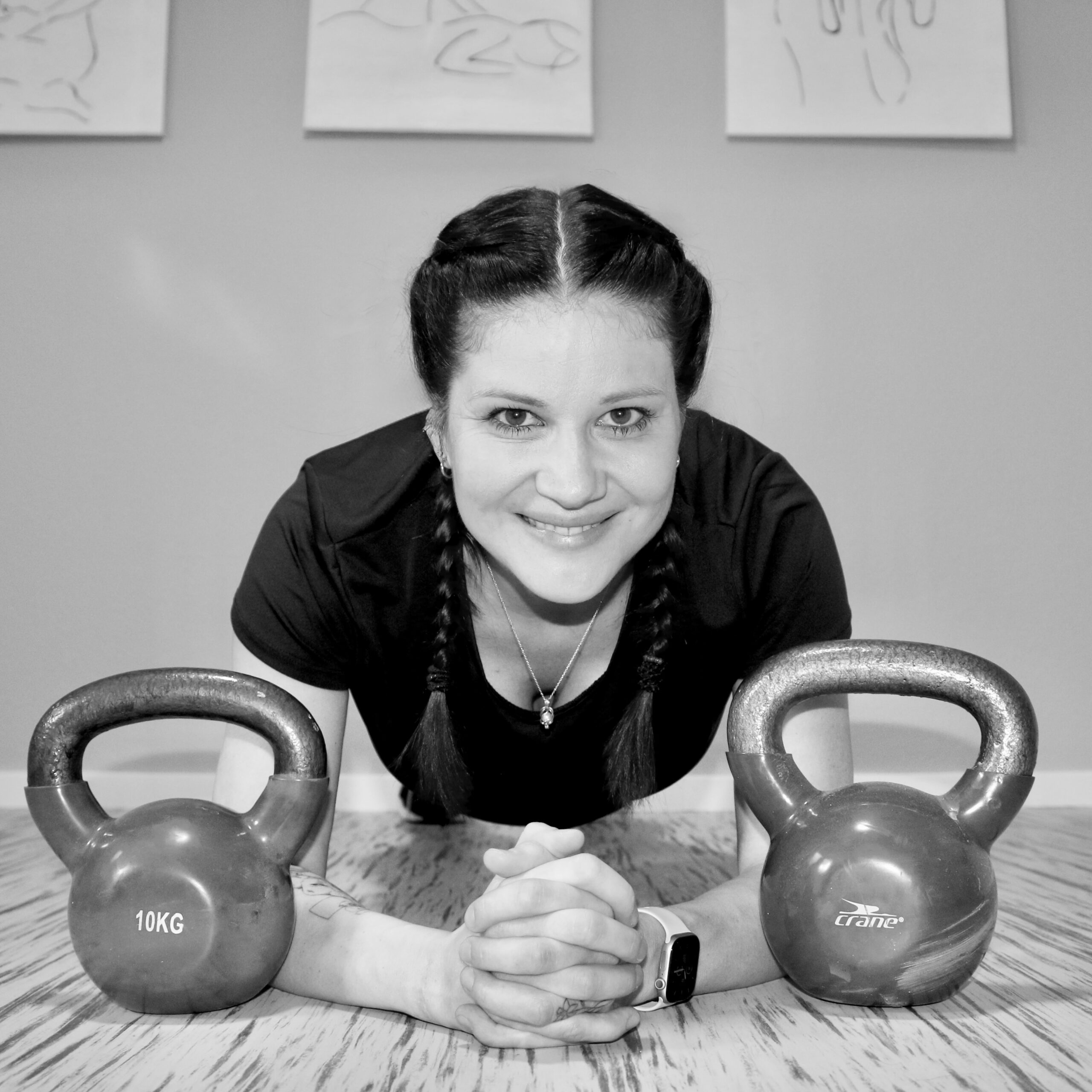 Dori with Kettlebells, holding a plank